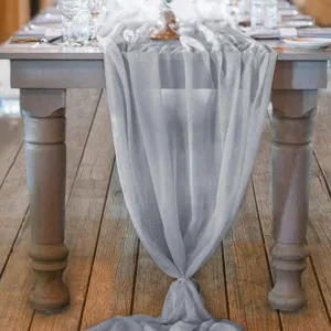 Eleganter grauer Chiffon-Tischläufer für Hochzeit und Partydekoration auf Holztisch.