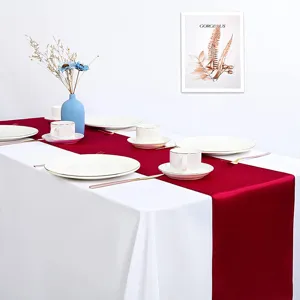 Eleganter weinroter Satin-Tischläufer mit hochwertigem Saum für Hochzeitsdekorationen