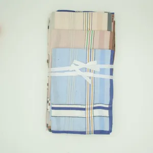 Detailweergave van set van 40 cm katoenen geruite en gestreepte herenzakdoeken