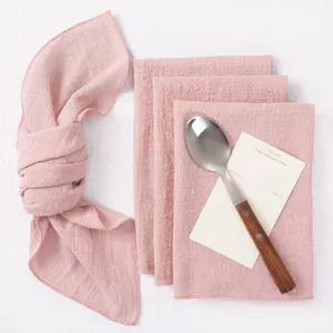 Set aus rosa Baumwoll-Leinen-Servietten mit Fransenkanten für stilvolle Tischdekoration.