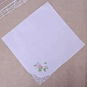 Mouchoir en coton blanc avec broderie florale et coin en dentelle, cadeau élégant.