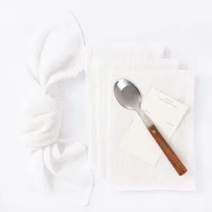 Weiße Serviette aus Baumwollleinen mit ausgefransten Kanten für Hochzeitstische