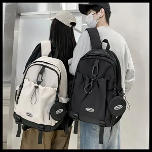 Vue arrière de modèles portant de grands sacs à dos avec cordon pour l'école