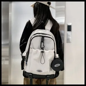 Vue détaillée du sac à dos blanc crème à cordon de serrage et grande capacité pour femme