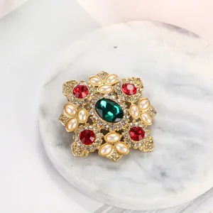 Broche barroco vintage con piedras verde esmeralda y perlas en mármol