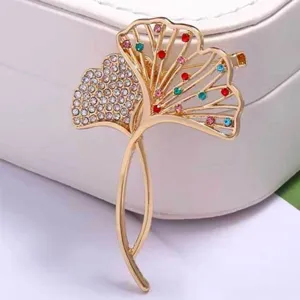 Elegante gouden ginkgo blad broche met kleurrijke strass-steentjes voor pak accessoires.