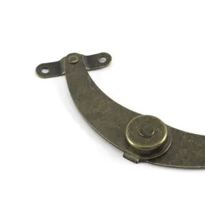 Dettaglio dell'asta di supporto in bronzo antico per coperchi in legno
