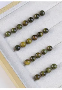 Nahaufnahme natürlicher grüner Sandelholzperlen für DIY-Schmuckherstellung Zubehör.