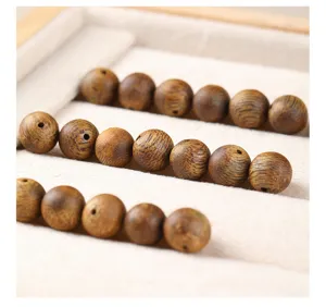 Macro-opname van natuurlijke agarhout kralen met houtnerf voor DIY sieraden.