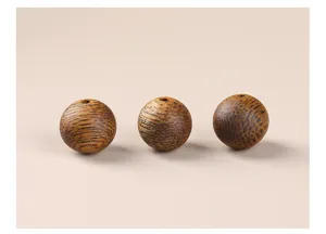 Gedetailleerd overzicht van drie natuurlijke Qi Nan agarhout kralen voor DIY-sieraden maken