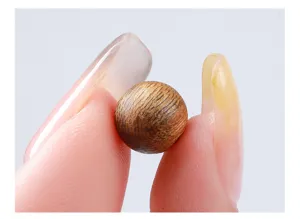 Macro-weergave van een natuurlijke agarhoutkraal met gedetailleerde houtnerftextuur.