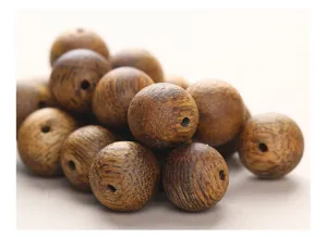 Macro-opname van ronde agarhout-kralen met natuurlijke houtnerven en voorgeboorde gaten