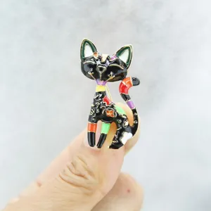 Detailaufnahme einer schwarzen Cartoon-Katzenbrosche mit buntem Emaille-Muster