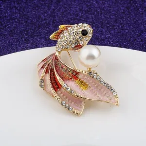 Detailansicht der Vintage-Goldfisch-Brosche mit weißer Perle und Strasssteinen