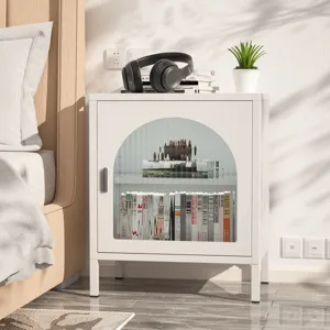 Moderne rechte handgreep van zinklegering op een wit minimalistisch nachtkastje detailbeeld