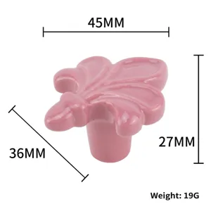 Gros plan d'une poignée de tiroir en céramique rose en forme de feuille d'érable, 45 mm