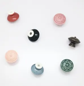 Detailansicht Keramik Möbelknopf, ein Loch runder Schubladengriff Blumendesign mehrfarbig.