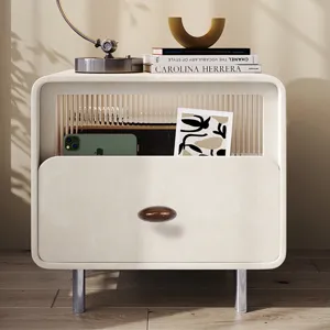 Table de chevet moderne et minimaliste avec poignee en croissant et elegante structure metal