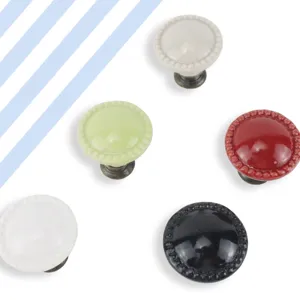 Boutons de tiroir ronds en céramique avec bord perlé et base en bronze vintage