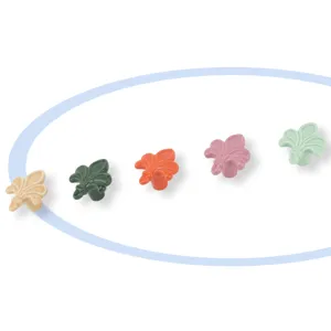 Détail de boutons de tiroir en céramique fleur de lys colorés pour meubles d'enfants