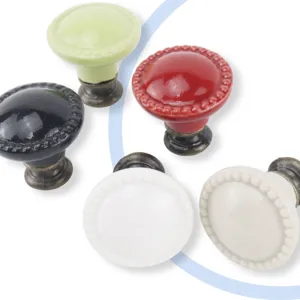 Une sélection de boutons de tiroir ronds en céramique colorés pour les meubles