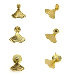 Vista detallada que muestra ángulos de tiradores dorados en forma de abanico para muebles.