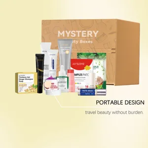 Gedetailleerd overzicht van beauty mystery box met diverse huidverzorging en cosmetica-items