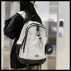 Vue détaillée d'un sac à dos de sport blanc à grande capacité avec cordon