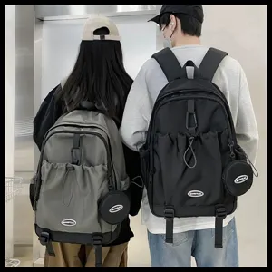 Deux étudiants portant des sacs à dos à cordon de grande capacité en gris et noir