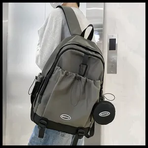 Détail du sac à dos de sport à grande capacité pour étudiants dans une finition grise.