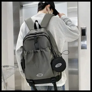 Sac à dos de sport gris à cordon avec pochette assortie porté par un mannequin