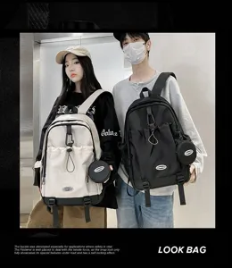 Deux modèles présentant des sacs à dos à cordon noirs et crème avec de petites pochettes.