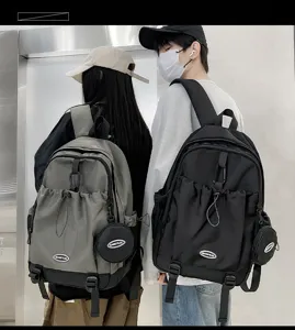 Vue arrière de sacs à dos élégants en vert olive et noir avec cordon pour étudiants