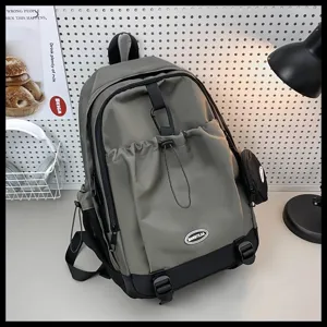 Gros plan d'un grand sac à dos vert olive avec cordon de serrage dans un dortoir