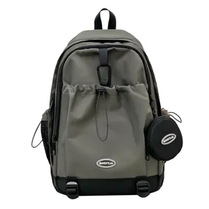 Grand sac à dos gris pour ordinateur avec cordon de serrage et mini pochette assortie.