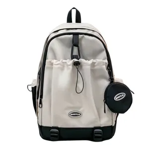 Vue détaillée de face d'un sac à dos de sport minimaliste avec cordon et petite pochette