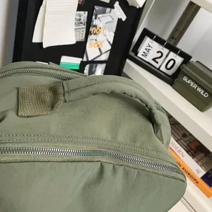 Λεπτομερής όψη πράσινου casual σακιδίου πλάτης με ανθεκτικό φερμουάρ για καθημερινή χρήση.