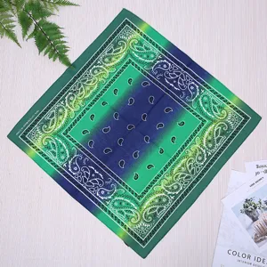 Pañuelo de algodón paisley degradado verde y azul para ciclismo al aire libre y uso multifuncional.