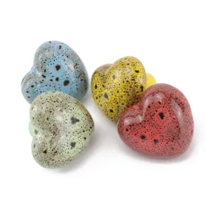 Vista dettagliata di pomelli per mobili in ceramica a forma di cuore colorato con design maculato
