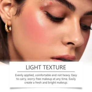 Vloeibare highlighter detailfoto toont gladde textuur, lichte make-up voor een stralende glans.