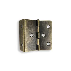Vista detallada de una bisagra plegable de 90 grados en bronce antiguo para muebles