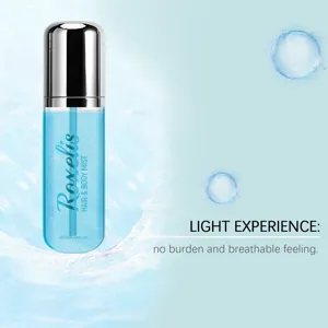 Vue detaillee de la bouteille de brume capillaire et corporelle bleue sur fond d'eau.