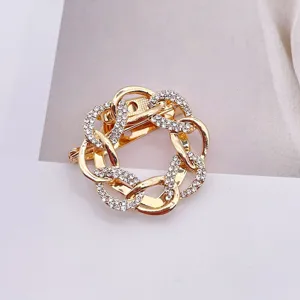 Detailansicht einer eleganten goldfarbenen Rundkettenbrosche mit funkelnden Kristallen