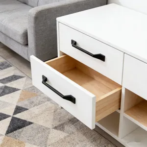 Detailweergave van moderne zwarte aluminium handgreep op een minimalistische witte lade
