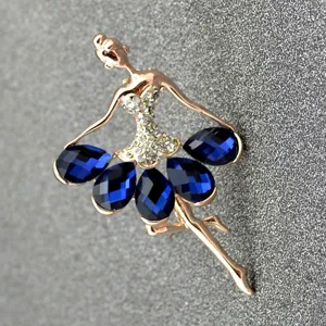 Elegante spilla ballerina in oro rosa con scintillanti cristalli blu e strass