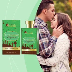 Pistazien-Schokoladen-Parfümflasche und Verpackung mit einem romantischen Paar im Freien