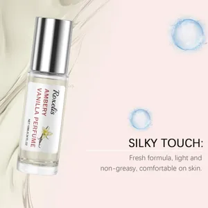 Gedetailleerde close-up van Roxelis vanille amber roll-on parfum in glazen flesje.