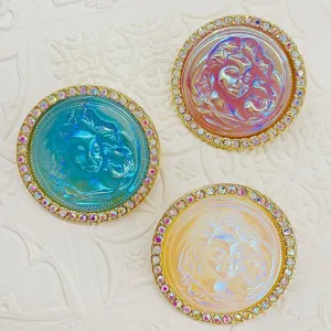 Set aus irisierenden Relief-Broschen mit bunten Strasssteinen in Blau Rosa und Weiß