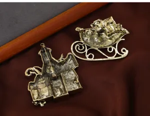 Vue détaillée du dos des broches vintage château et traîneau en or avec épingle