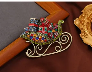 Vue détaillée d'une broche traîneau de Noël vintage ornée de strass multicolores